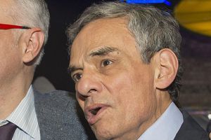 Fans de José José lo despiden cantando frente a su estatua en CDMX