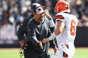 Excoordinador de Browns culpó a Kitchens del comprotamiento de Myles Garrett