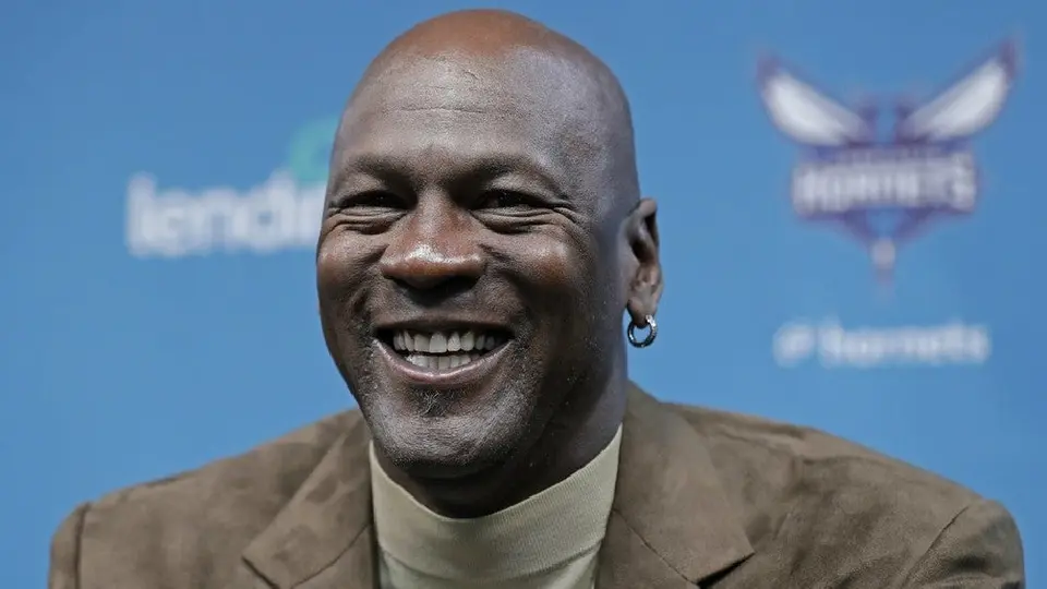 Subastarán tenis autografiados por Michael Jordan