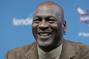 Subastarán tenis autografiados por Michael Jordan