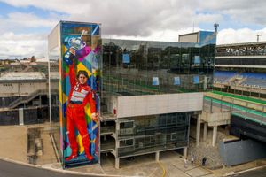Autódromo de Interlagos celebró sus 80 años con un mural de Ayrton Senna
