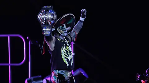 Afición se rindió ante Rey Mysterio pese a derrota en WWE México