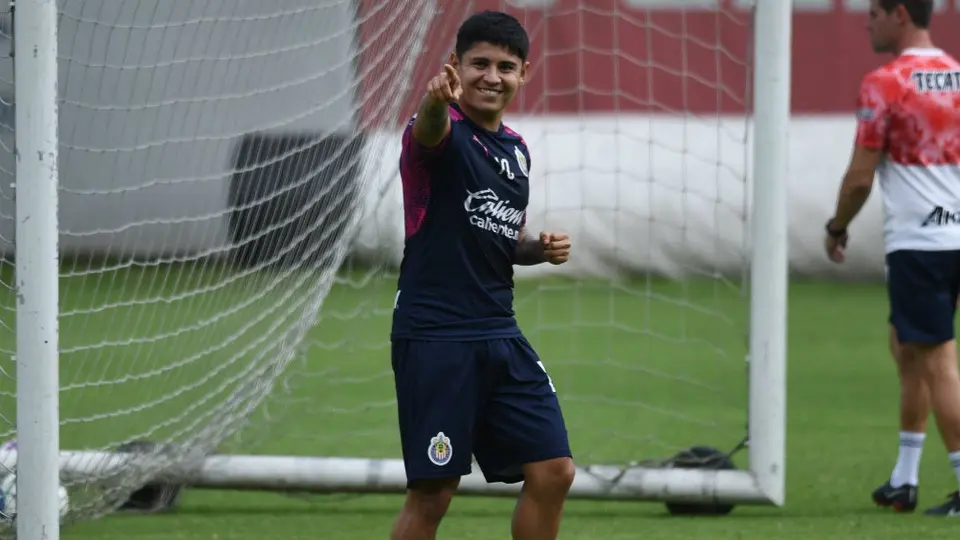 Chofis López visitó a pequeña aficionada de Chivas tras operación