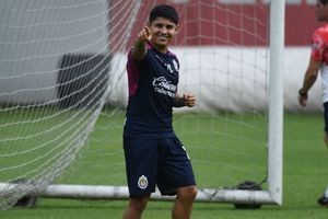 Chofis López visitó a pequeña aficionada de Chivas tras operación