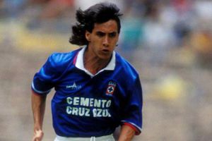 Lupillo Castañeda presumió cómo se debe lavar un jersey fino de Cruz Azul