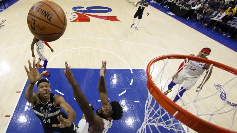 Embiid eclipsó a Giannis y Sixers sorprendió a Bucks en Navidad