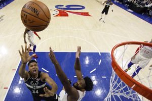 Embiid eclipsó a Giannis y Sixers sorprendió a Bucks en Navidad