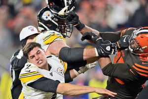 Myles Garrett 'enloqueció' y dio cascazo a Mason Rudolph