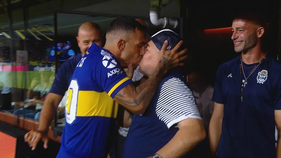 VIDEO: Maradona y Carlos Tevez se besaron previo al partido entre Boca y Gimanasia