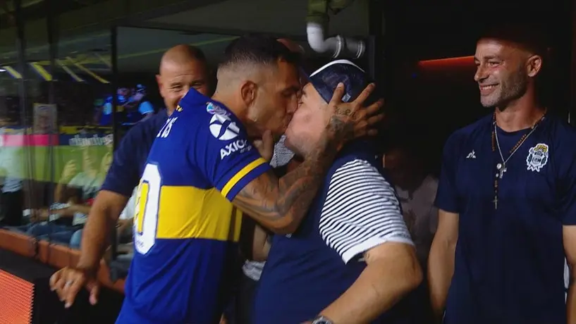 VIDEO: Maradona y Carlos Tevez se besaron previo al partido entre Boca y Gimanasia
