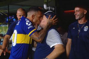 VIDEO: Maradona y Carlos Tevez se besaron previo al partido entre Boca y Gimanasia