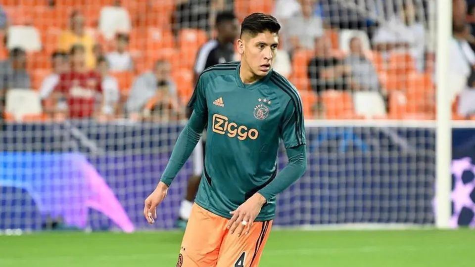 De Boer consideró que Ryan Gravenberch ya superó a Edson Álvarez