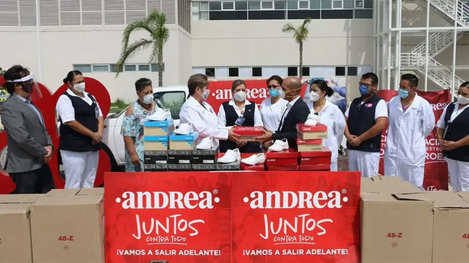 Andrea donó caretas protectoras y calzado a médicos y enfermeras en León