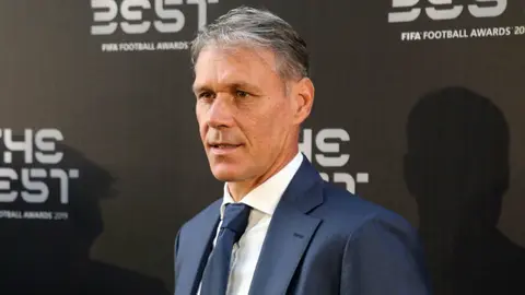 Marco van Basten, fuera del FIFA 20 tras bromear con saludo Nazi