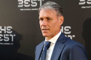 Marco van Basten, fuera del FIFA 20 tras bromear con saludo Nazi