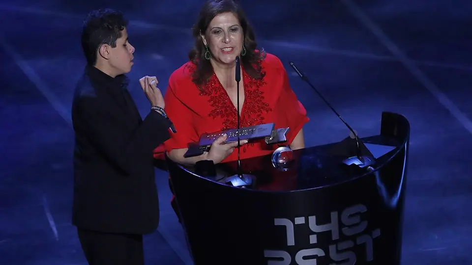 Mamá de niño invidente, ganadora de premio The Best a la mejor aficionada