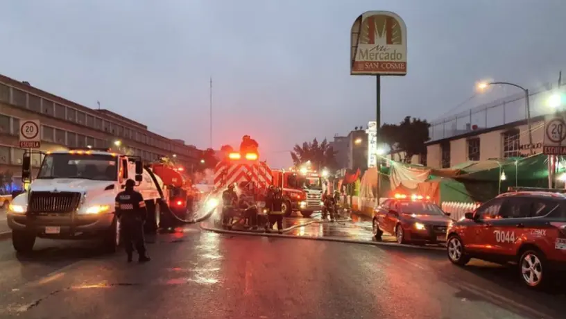 Mercado de San Cosme sufrió fuerte incendio; 181 locales se consumieron