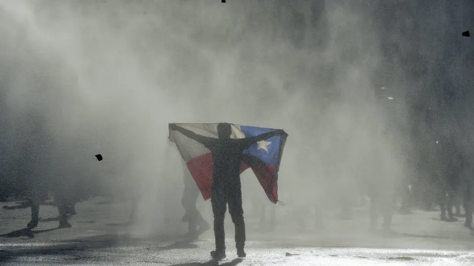Aficionados de Colo Colo, U. de Chile y U. Católica se unieron en megamarcha en Chile