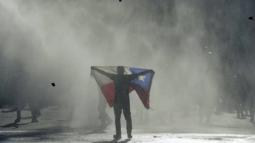Aficionados de Colo Colo, U. de Chile y U. Católica se unieron en megamarcha en Chile