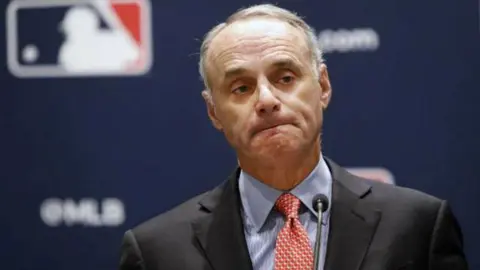 Rob Manfred, comisionado de MLB: 'No se ha planteado quitar títulos a Astros y Red Sox'