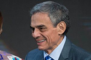 Despiden a José José coreando 'El triste' en un microbús