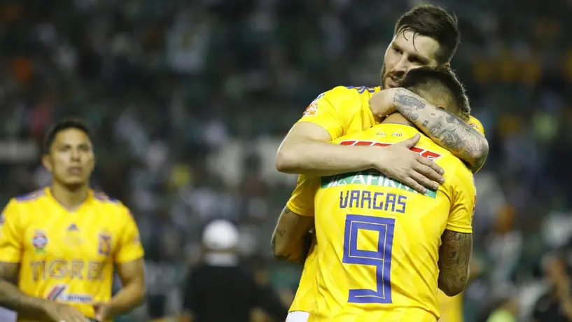 Edu Vargas 'electrocutó' a Gignac con caja de toques en Año Nuevo