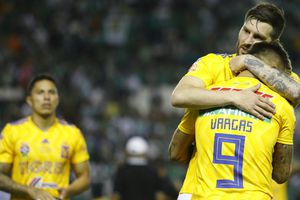 Edu Vargas 'electrocutó' a Gignac con caja de toques en Año Nuevo