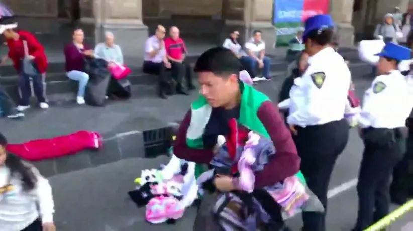 Presuntos funcionarios retiraron con violencia productos de artesanos en el Zócalo