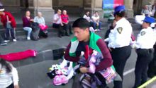 Presuntos funcionarios retiraron con violencia productos de artesanos en el Zócalo