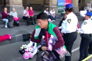 Presuntos funcionarios retiraron con violencia productos de artesanos en el Zócalo