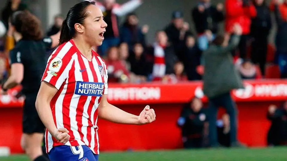 VIDEO: Charlyn Corral presumió golazo de 'escorpión' en su casa