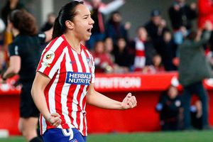 VIDEO: Charlyn Corral presumió golazo de 'escorpión' en su casa