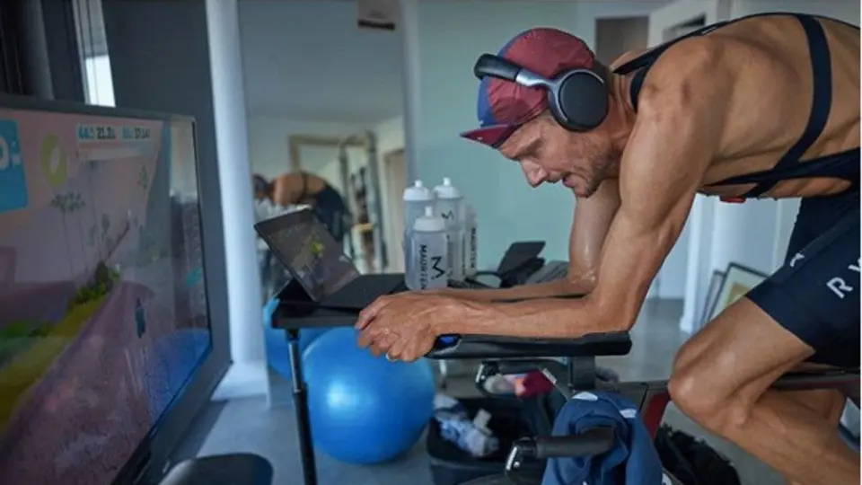 Campeón olímpico completó Iron Man desde su casa