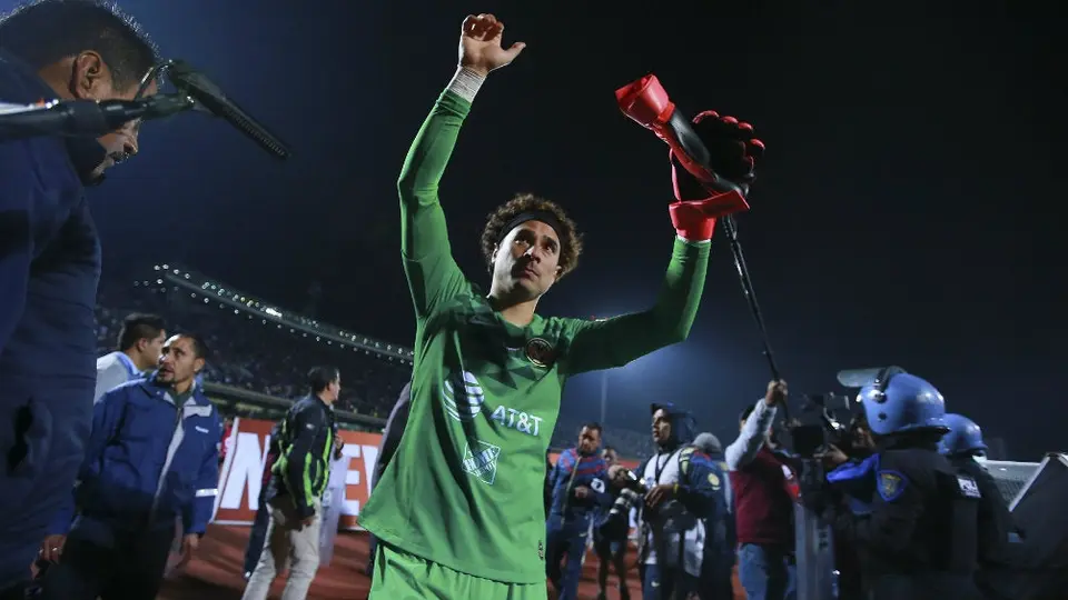 VIDEO: Guillermo Ochoa consoló al Pollo Saldívar tras su error