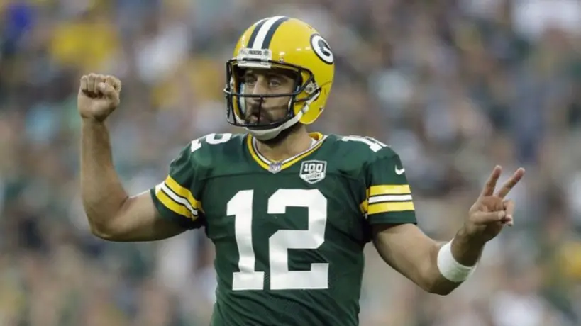 Aaron Rodgers le manda indirecta a Brees: 'No se trata de la bandera o el Himno'