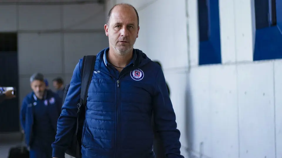 Cruz Azul puso a su auxiliar a hacer planas con el número 21