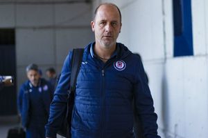 Cruz Azul puso a su auxiliar a hacer planas con el número 21