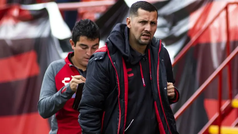 Yasser Corona posó con la playera de Xolos en el Clásico español 