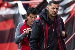 Yasser Corona posó con la playera de Xolos en el Clásico español 