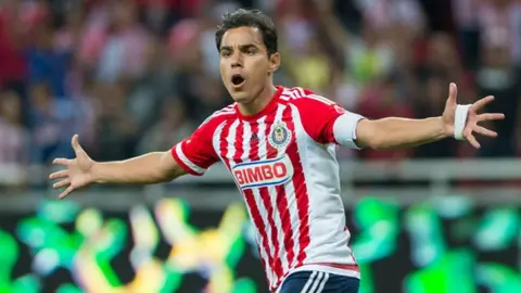 Chivas: Omar Bravo, el máximo anotador de cabeza con el Rebaño