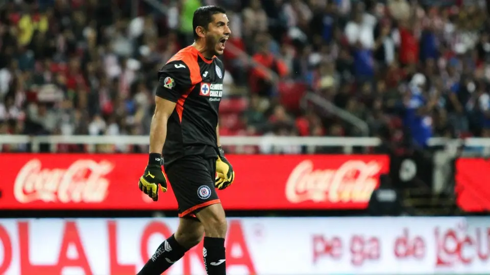 Cruz Azul: Corona regresó a su mejor nivel con atajadas vs Chivas