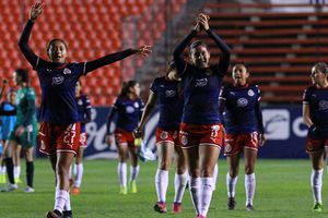 Aficionada regaló flores y lloró de emoción con agradecimiento de Norma Palafox