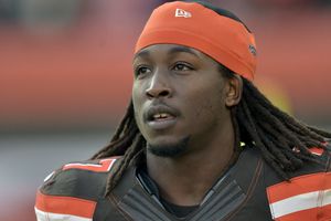 VIDEO: Kareem Hunt fue detenido, y le encontraron una bolsa con marihuana