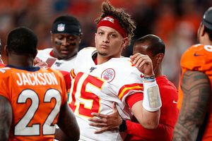 Patrick Mahomes encendió alarmas con lesión en la rodilla