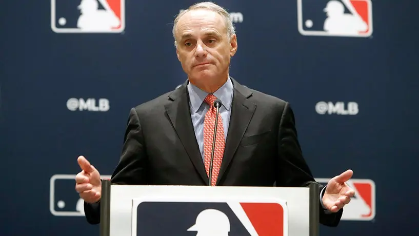 MLB recortó el 35 por ciento del salario de sus directivos