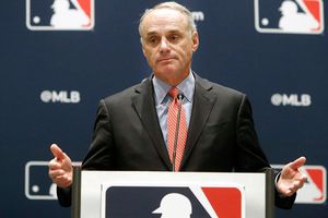 MLB recortó el 35 por ciento del salario de sus directivos