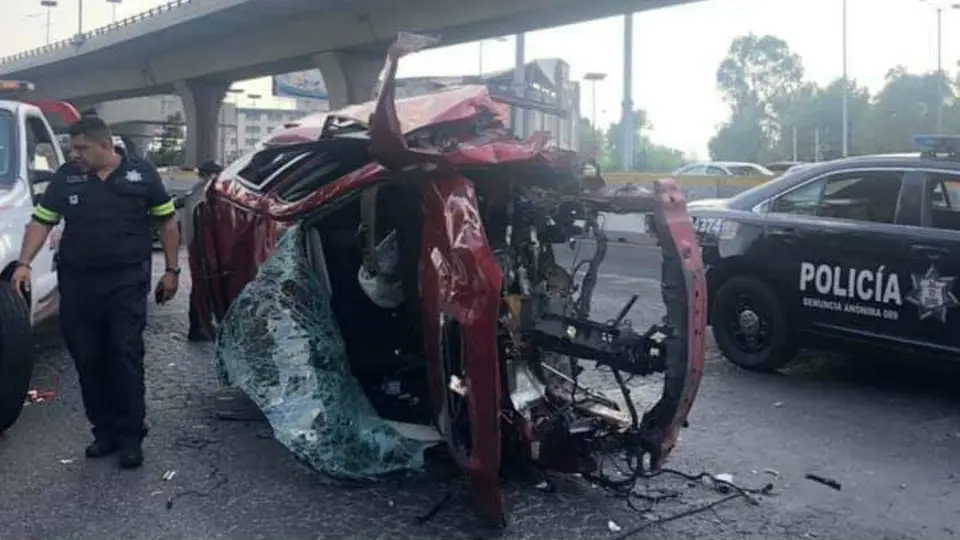 Automóvil cayó del Segundo Piso de Periférico a la altura de Torres de Satélite