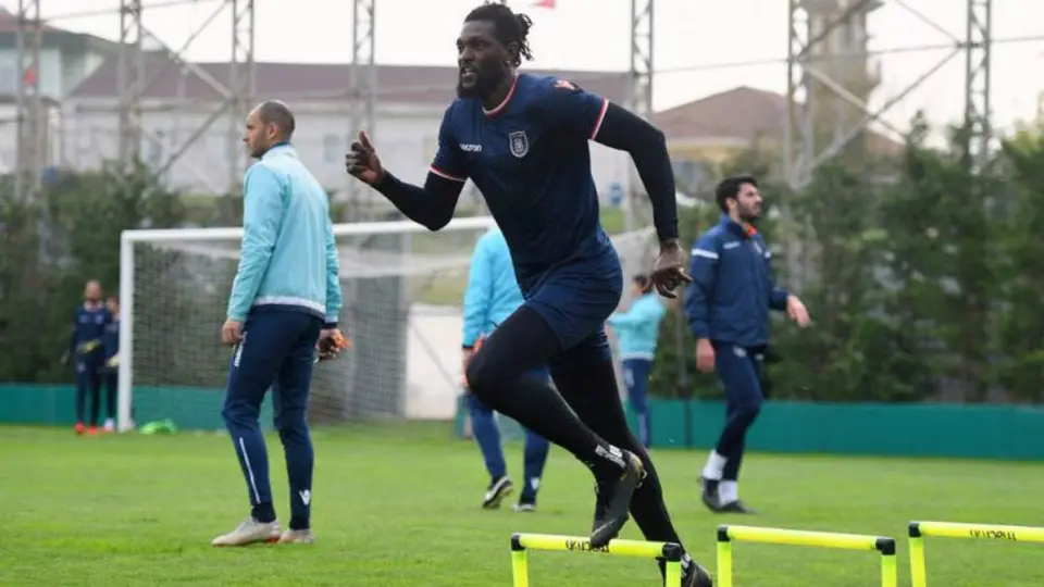 Adebayor pidió a hinchas de Olimpia que se hagan socios para así fichar con el club