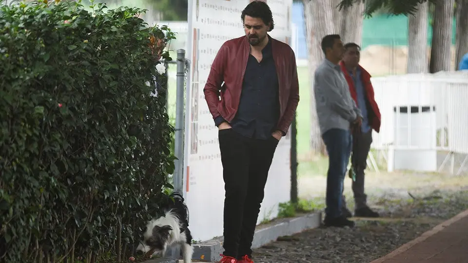 Amaury Vergara visitó entrenamiento de Chivas acompañado de su perro