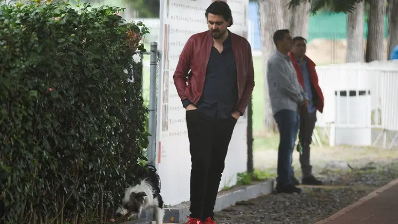 Amaury Vergara visitó entrenamiento de Chivas acompañado de su perro